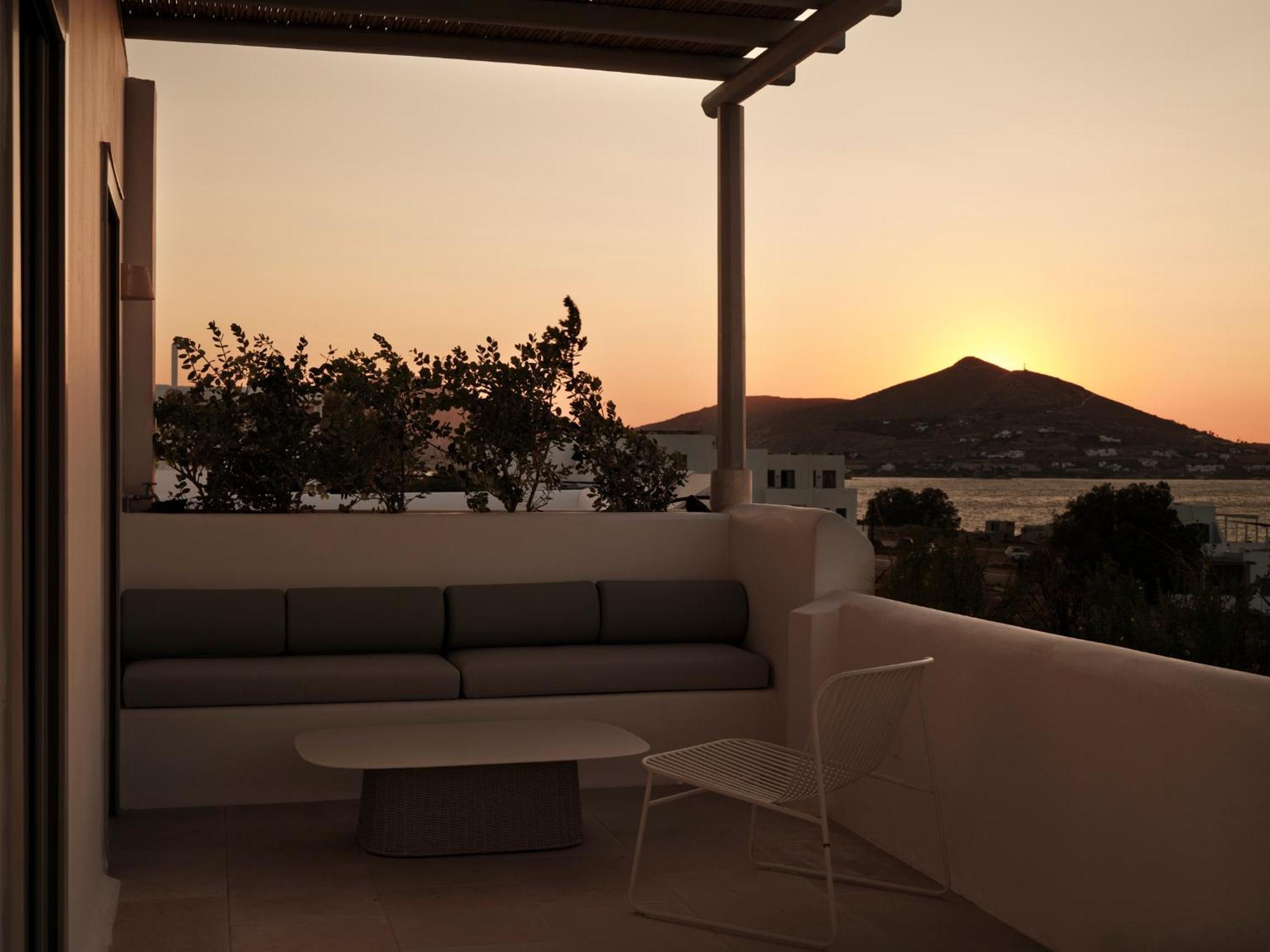 Akria Seaside Suites Náoussa Extérieur photo